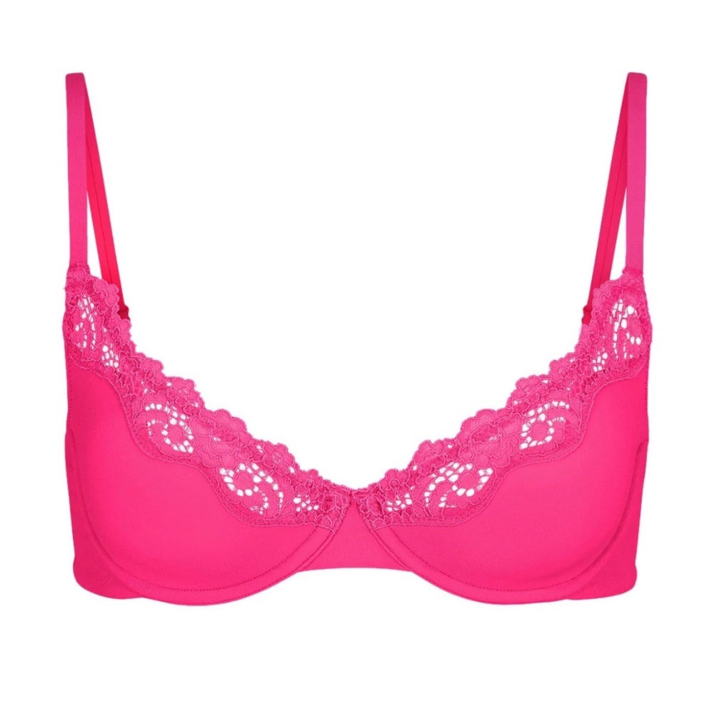 SKIMS fits everybody bra size 32B